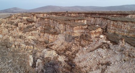 Deprem nedeniyle arazide dev yarıklar oluştu