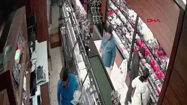 ZEYTİNBURNU'NDA SAHTE DOLARLA ALIŞVERİŞ YAPAN ŞÜPHELİLER KAMERADA