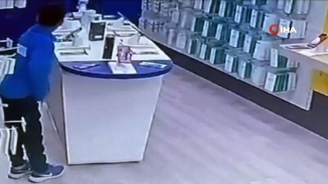 Akılalmaz hırsızlık kamerada! Cinsel organına sakladı
