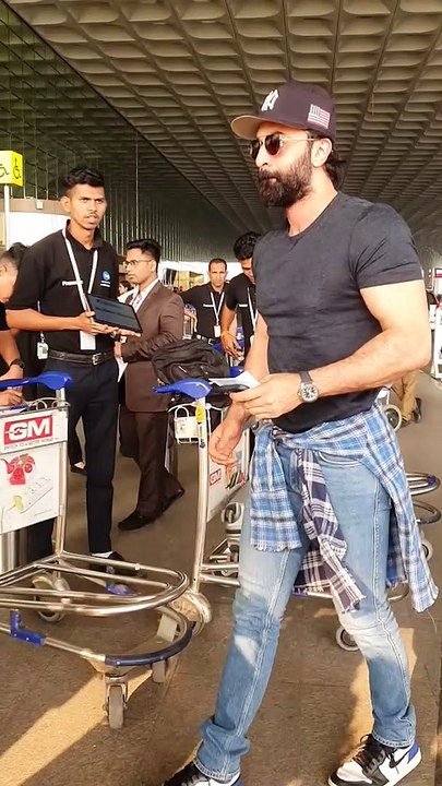Ranbir Kapoor Clicked At Mumbai Airport