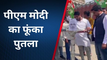 समस्तीपुर: घरेलू गैस की कीमत में बढ़ोतरी के खिलाफ युवा कांग्रेस ने पीएम का फूंका पुतला