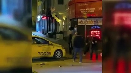 İstanbul'da dehşet anları! Kadını durdurmak için taksiye çarptı