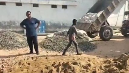 बेगूसराय: सड़क निर्माण कार्य मे गड़बड़ी का लगा आरोप, स्थानीय लोगों ने जताया विरोध