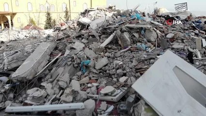 Asrın felaketinde anne ve babasını kaybeden depremzede İHA'ya konuştu: "Bina öne devrilerek yıkılmış"