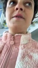 Download Video: Carolina Deslandes leva os filhos à escola com look peculiar