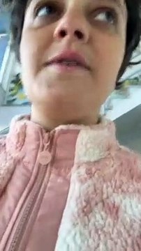 Carolina Deslandes leva os filhos à escola com look peculiar