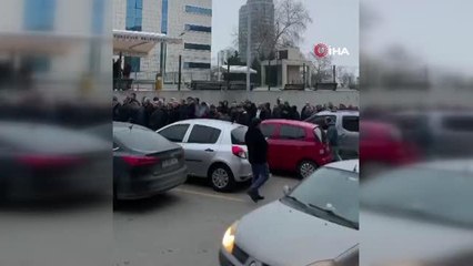EYT'liler için Bursa'da örnek uygulama... Kurum dışına masa kurup kuyruğu bitirdiler