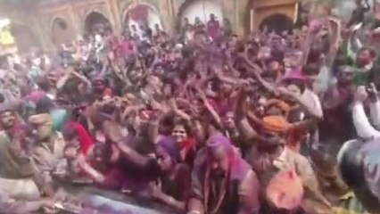 मथुरा: द्वारकाधीश मंदिर में भगवान ने भक्तों के साथ खेली होली, देखें वीडियो