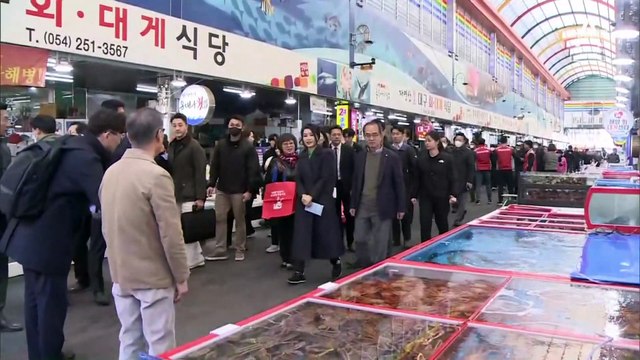 김건희 여사, 무혐의 다음 날 공개 행보…죽도시장 찾아