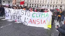 Jóvenes italianos se manifiestan contra el cambio climático