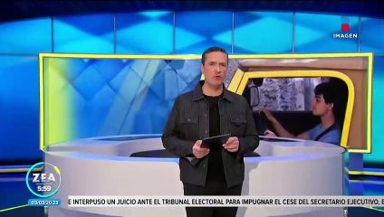 Hombre circula por la banqueta para evitar el tráfico en la hora pico