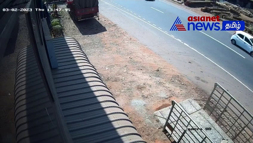 மினி லாரி மீது மோதி புல்லட்டுடன் தூக்கி வீசப்பட்ட வாலிபர்: பரபரப்பு சிசிடிவி காட்சி