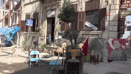 Enkazların içinde dükkanını açan esnaf komşularına seslendi: "Bizim yasımız 3 gündür, Hatay'ı terk etmeyin"