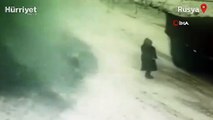 Rusya'da yayaların üstüne kar kütlesi düştü