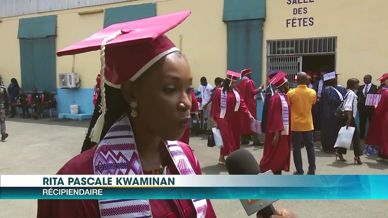 Les auditeurs de l'université des droits de l'homme reçoivent leurs diplômes de fin de formation