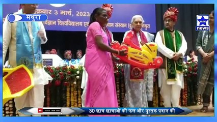 30 छात्र छात्राओं को  फल और पुस्तक प्रदान की