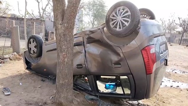 अनियंत्रित होकर पलटी कार, एक की मौत, दो रेफर