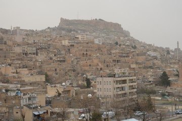 MARDİN'DE TOZ TAŞINIMI GÜNLÜK YAŞAMI OLUMSUZ ETKİLEDİ