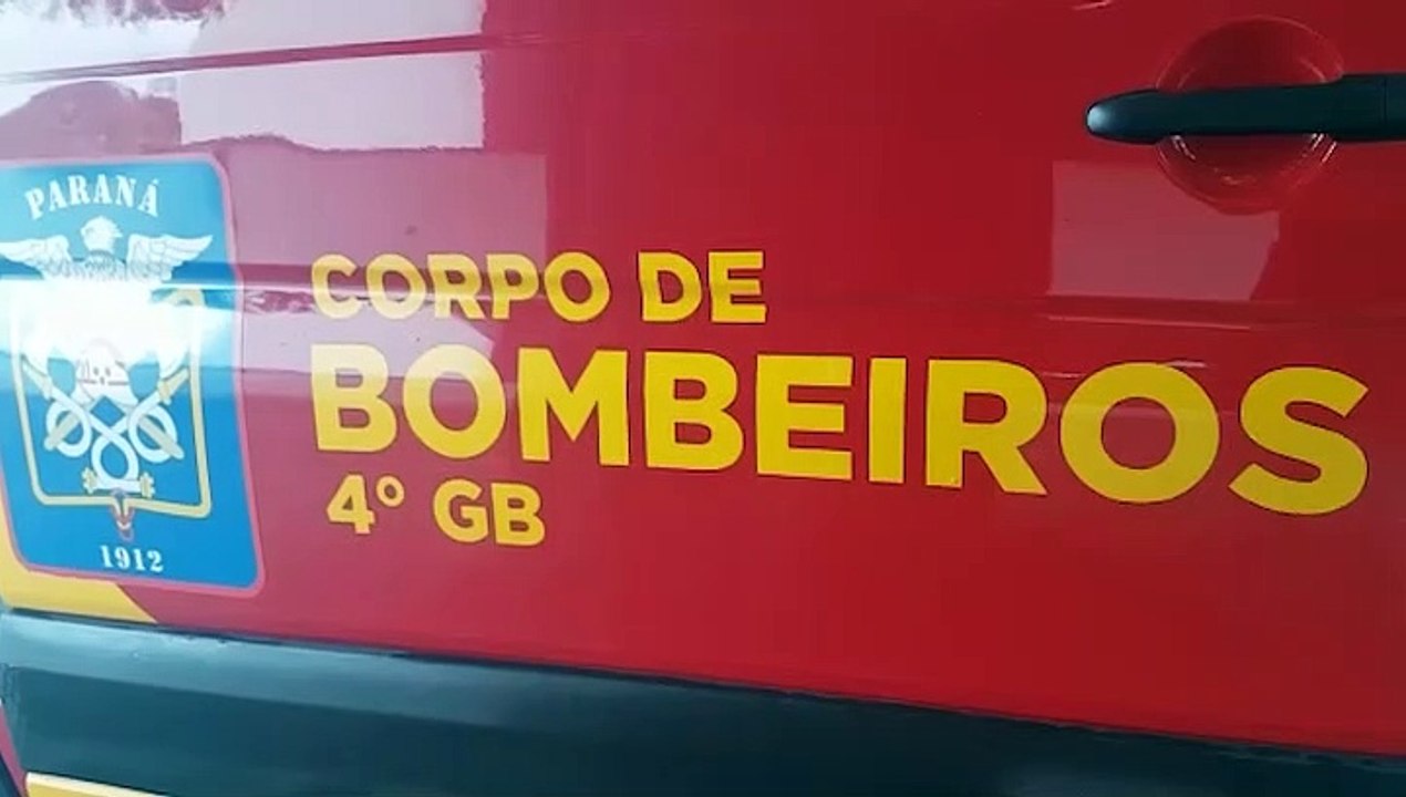 Criança fratura o joelho enquanto jogava bola