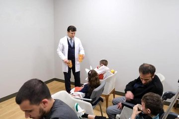 Tedavileri süren depremzede çocuklar için hastanede sinema etkinliği yapıldı