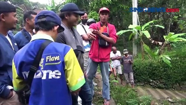 Jalan Sempit, Truk Bermuatan Air Mineral Terperosok dan Terguling di Semarang