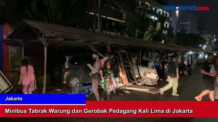 Minibus Tabrak Warung dan Gerobak Pedagang Kali Lima di Jakarta