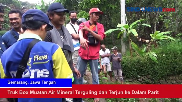Truk Box Muatan Air Mineral Terguling dan Terjun ke Dalam Parit
