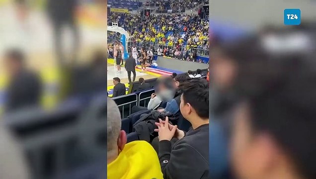Fenerbahçe Beko - Bologna maçında bir polisin tribünlerde Hükümet istifa tezahüratı atanların fotoğrafını çektiği ortaya çıktı