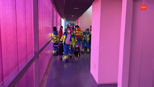 Dos jóvenes en estado grave tras caer por el hueco de un edificio desde una altura de 6 metros