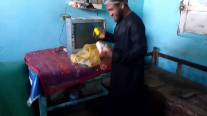 عاوز اشرب شاى حرامى السكر والشاى ولسه ربنا يستر