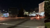 شاهد: ليل أثينا يشتعل غضبا.. مواجهات بين الشرطة ومحتجين ضد الحكومة بعد حادثة القطار
