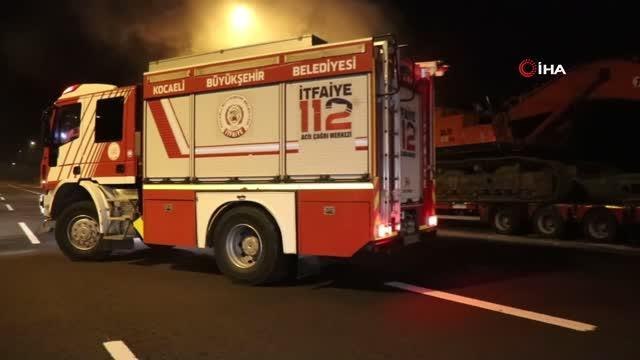 Deprem bölgesine iş makinası taşıyan tır alevlere teslim oldu