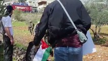 أعلام ولافتات يقابلها غاز مسيل للدموع.. شاهد كيف واجه الجيش الإسرائيلي مسيرة تضامنية مع بلدة حوارة