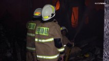 14 قتيلا على الأقل وجرح العشرات في حريق شبّ بمخزن للوقود في إندونيسيا