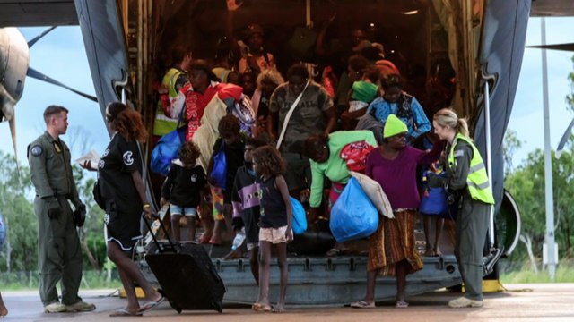 NT emergency services warn of further flooding as evacuations wrap up in damaged communities