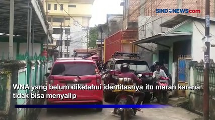 Download Video: Emosi Tak Bisa Menyalip, WNA Arogan Aniaya Pengendara Mobil di Palembang