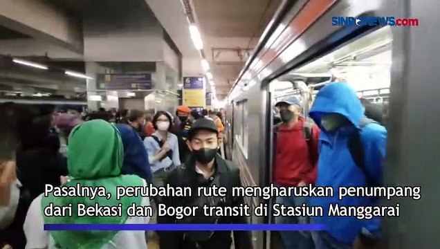 Stasiun Manggarai Dipadati Penumpang Transit, Petugas KRL Sibuk Wara-wiri