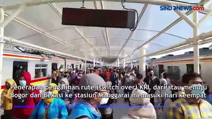 Cegah Penumpukan saat Switch Over, Petugas Arahkan Penumpang di Stasiun Manggarai
