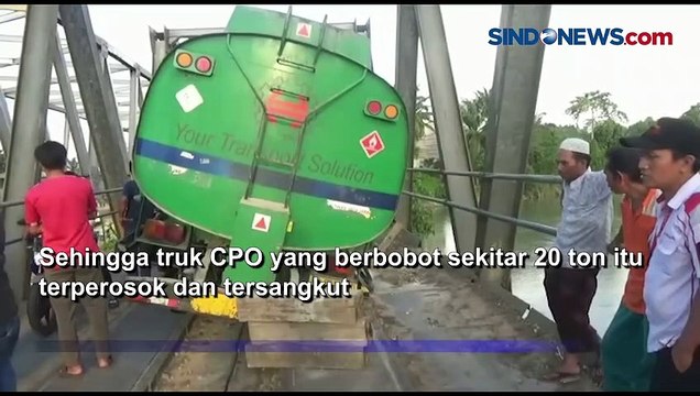 Truk Pengangkut CPO Terperosok di Jembatan Handel, Aceh Singkil