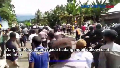 Warga Kejar Mobil Jokowi di Ngada Papua Hingga Terjatuh