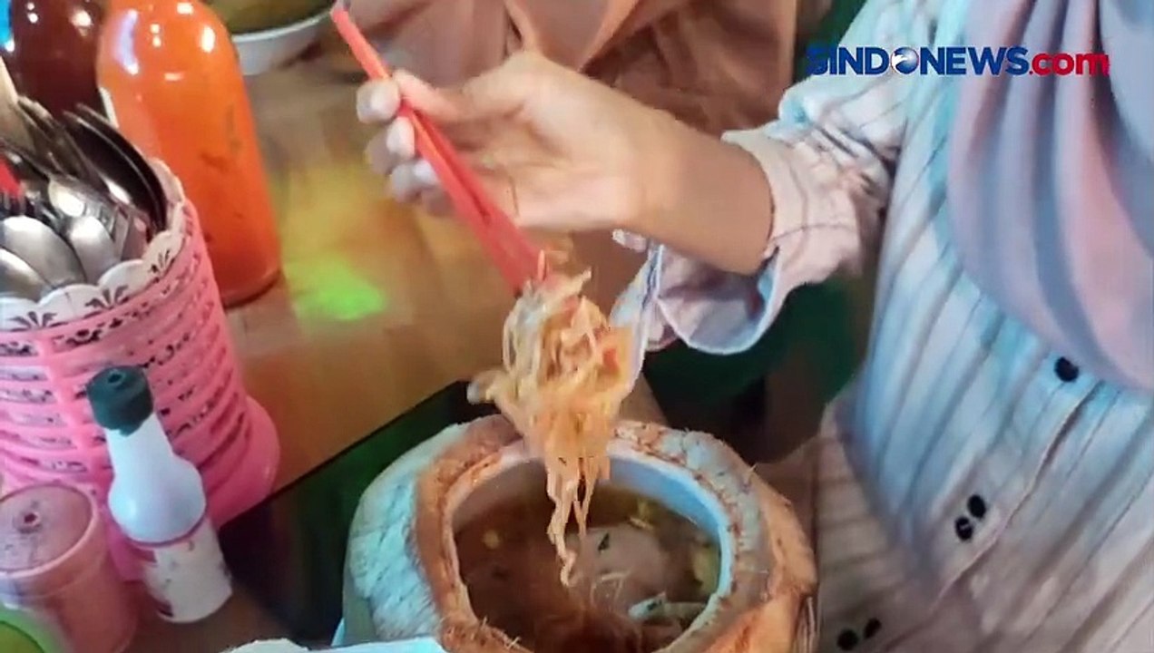 Sensasi Makan Bakso dengan Batok Kelapa di Indramayu