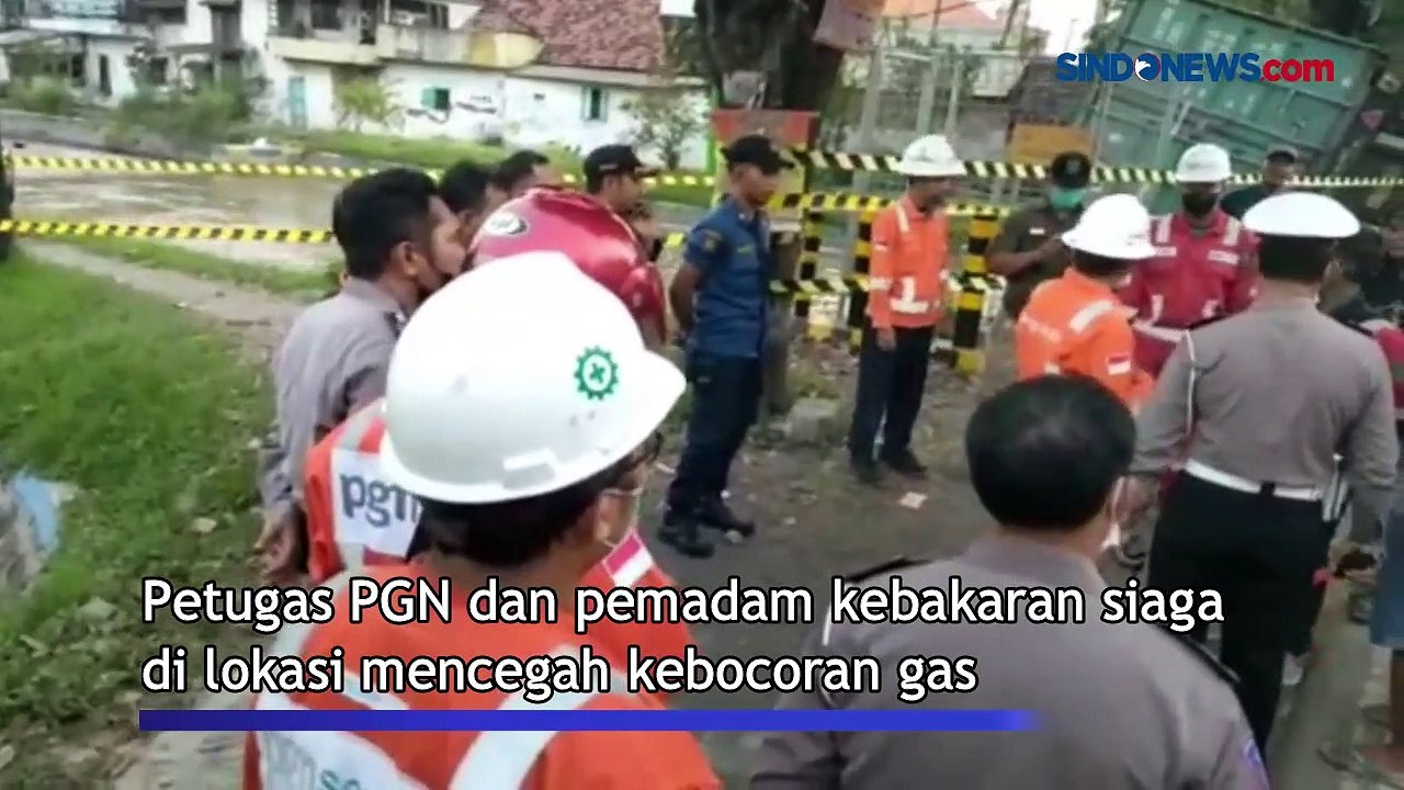 Truk Kontainer Terguling Timpa Pipa Gas di Sidoarjo