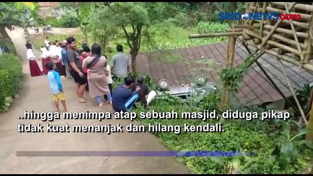 Kelebihan Muatan, Mobil Pikap Hilang Kendali dan Timpa Atap Masjid di Sukabumi