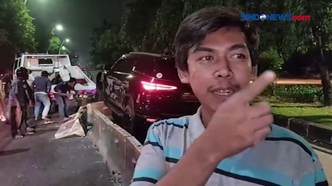 Minibus Nyangkut di Separator Busway Jatinegara