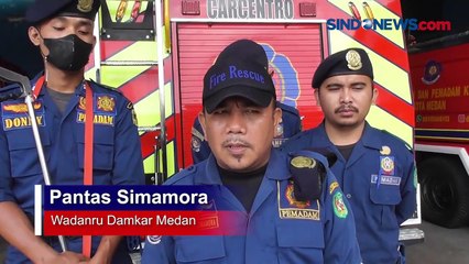 Jebol Dinding Rumah Warga, Petugas Damkar Berhasil Evakuasi Ular Sanca di Medan