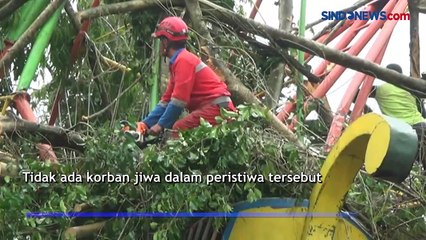 Detik-Detik Pohon Beringin Raksasa Roboh Timpa Wahana Permainan di Yogya, Begini Kondisinya