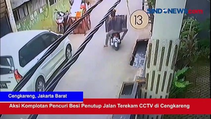 Aksi Komplotan Pencuri Besi Penutup Jalan Terekam CCTV di Cengkareng