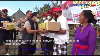 Polisi Naik Vespa dan Bagikan Sembako untuk Warga di Gianyar