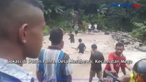 Akses Jalan Banjir, Warga Pikul Kendaraan untuk Menyeberang di Sikka