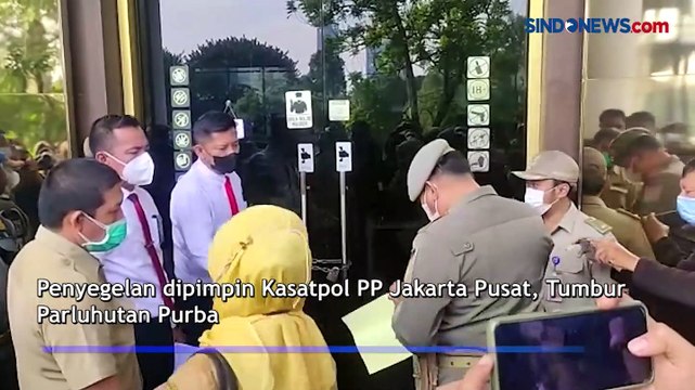 Satpol PP dan Sudin Parekraf Jakpus Segel Holywings Senayan terkait Perizinan